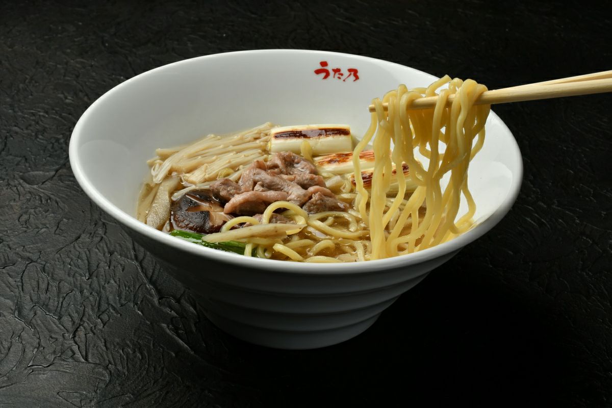 「うた乃」の「かも吸いちゃんぽん」の麺を箸で持ち上げている食べ方イメージ画像。鴨肉の旨味が溶け込んだスープが絡む、モチモチのちゃんぽん麺。