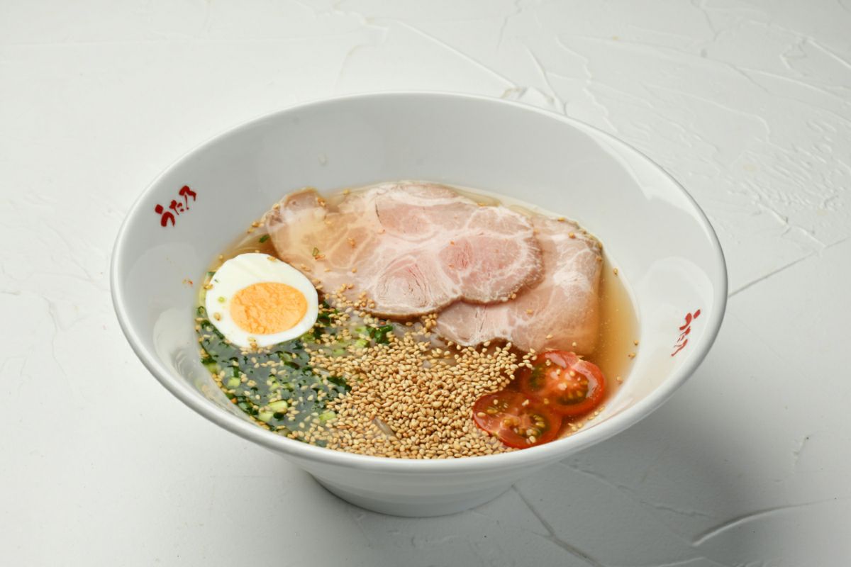 「うた乃」の「別府温泉冷麺」調理後の盛り付け画像。コシのある麺と、牛骨ベースのあっさりとした冷たいスープ、彩り豊かな具材が特徴の大分名物冷麺。