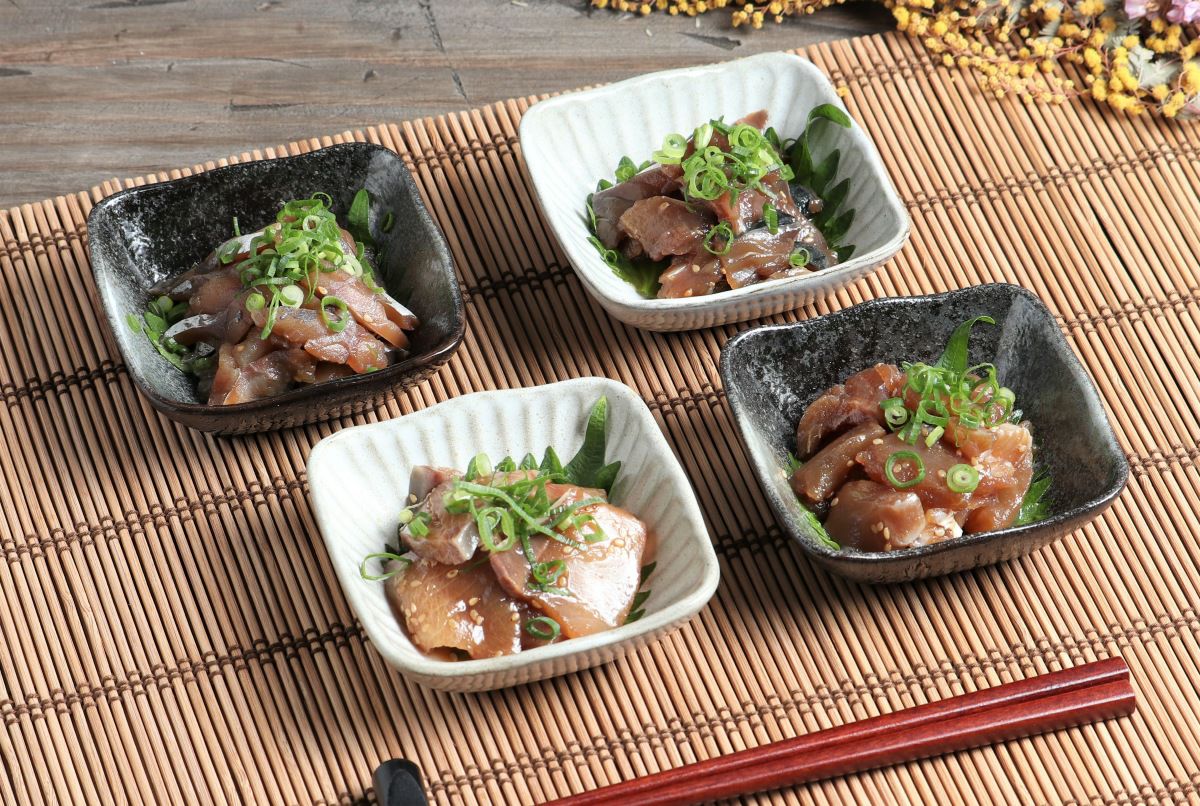 大分県の郷土料理「りゅうきゅう漬け丼」4種類セットの盛り付け画像。アジやサバなどを使った漬け丼を、冷凍でお取り寄せ、通販で購入。