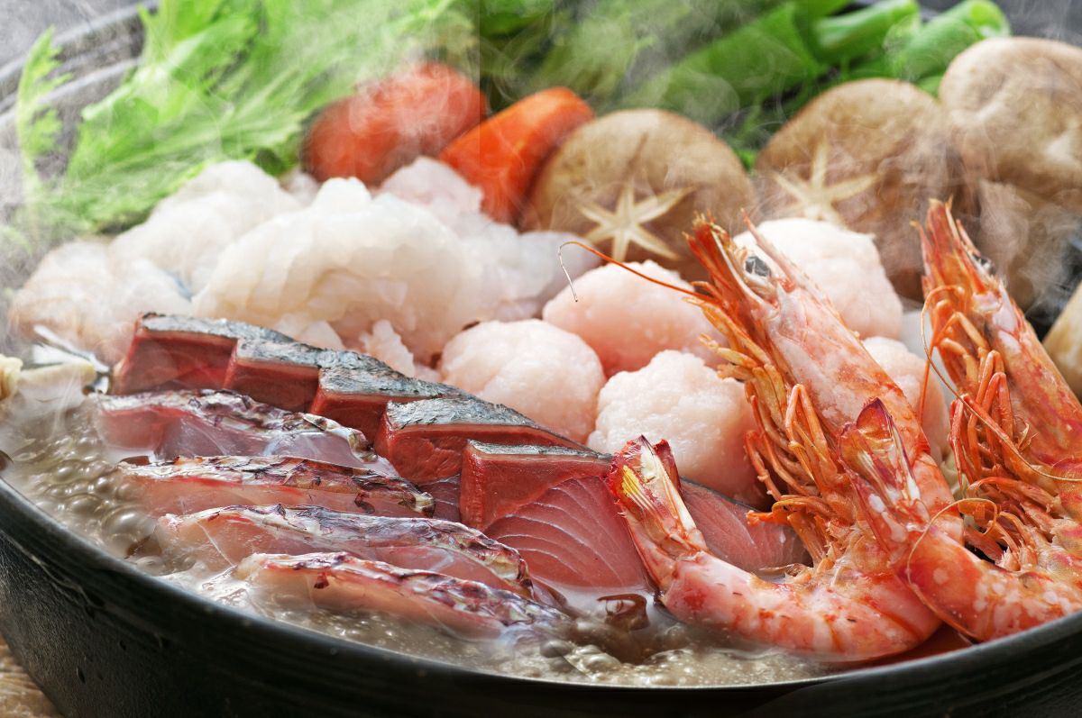 大分県産の新鮮な魚介がたっぷり入った海鮮寄せ鍋セットの調理イメージ画像。おおいたの海の幸を楽しむ鍋セットを通販でお取り寄せ。