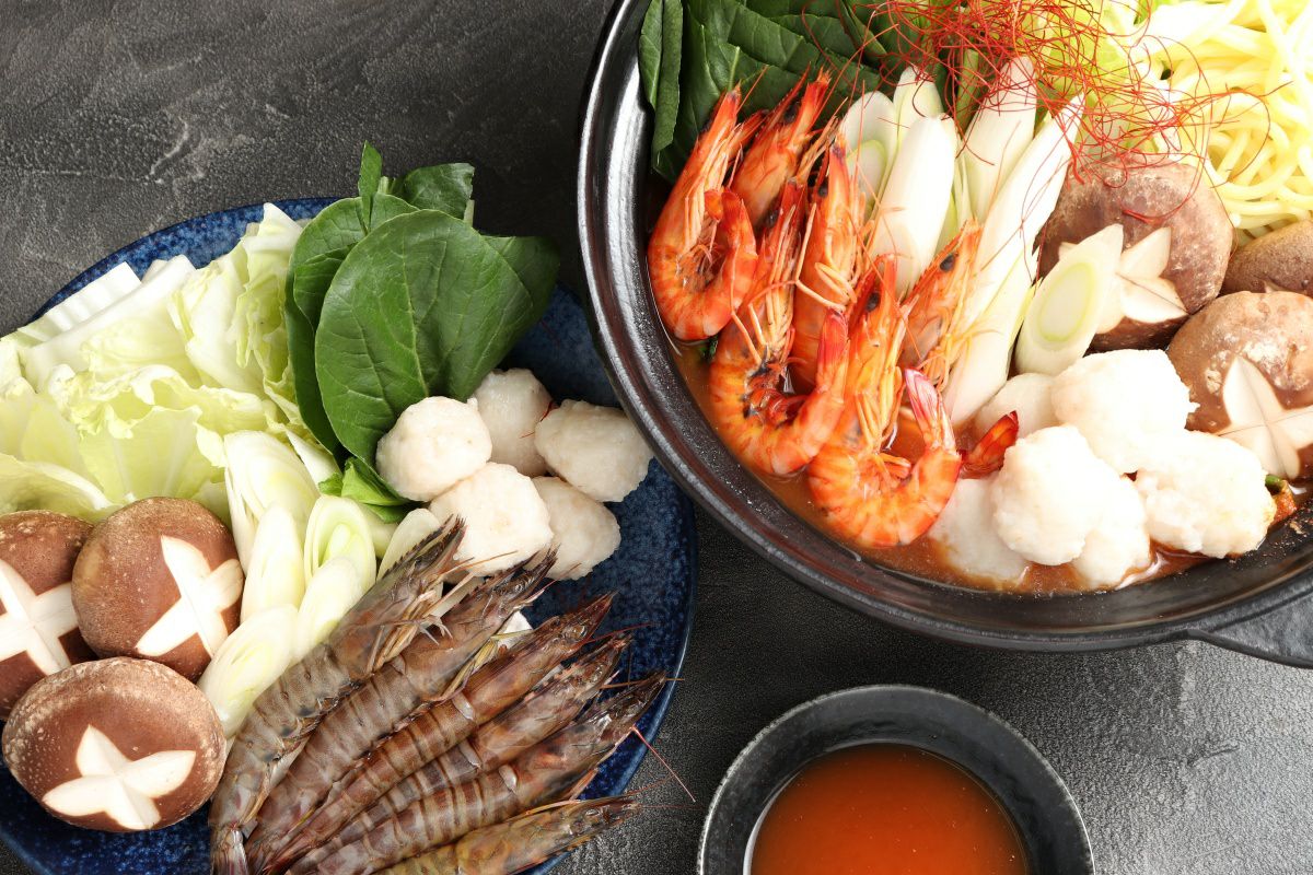 大分県産の活〆車海老を使用した旨辛えび鍋セット（4～6人前）の調理後の画像。大分名物の海老鍋をお取り寄せ、通販で家族の食卓に。