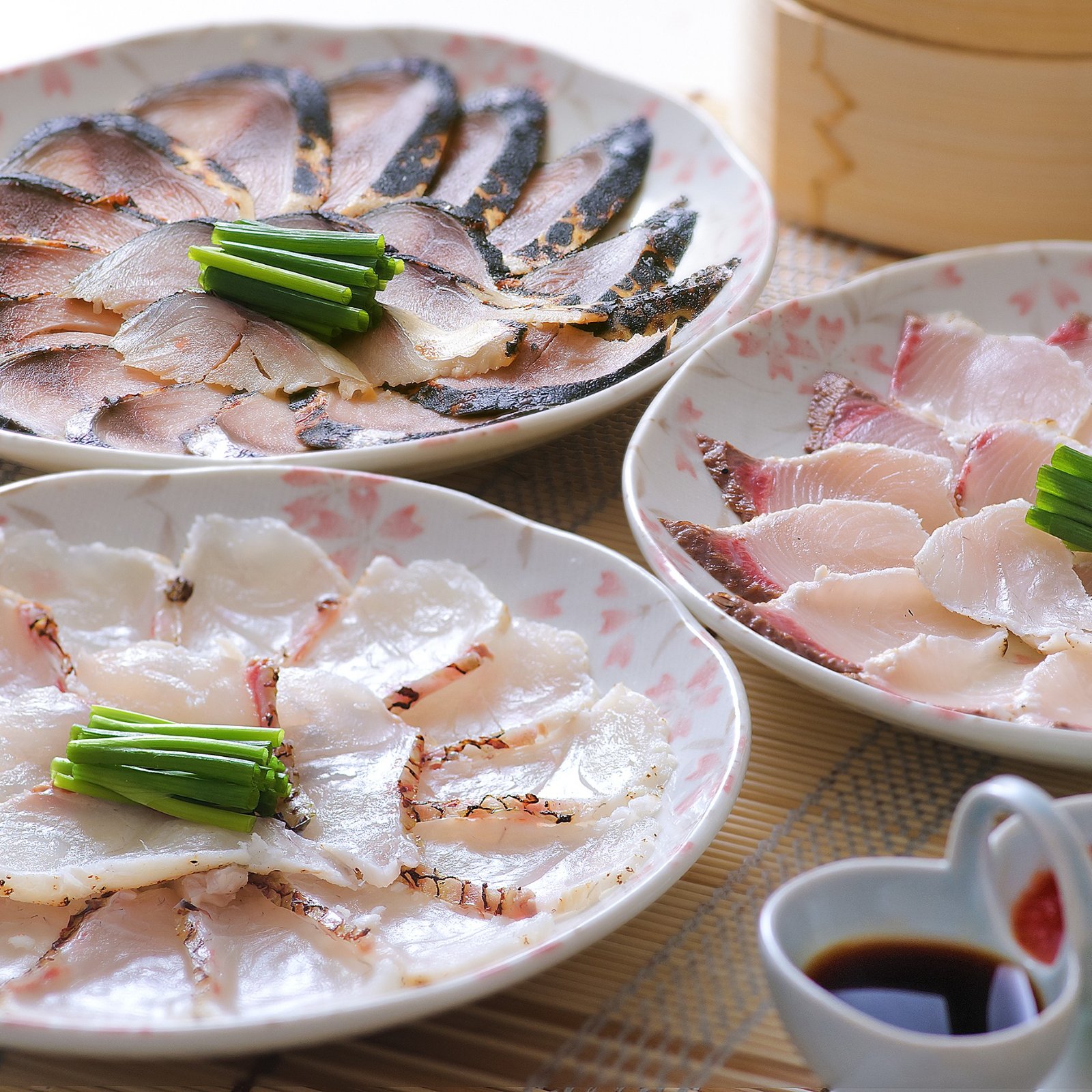 九州産の新鮮な魚介を使った「海鮮たたきセット」の詰め合わせ画像。大分含む九州の海の幸をお取り寄せ、通販で手軽な海鮮丼に。