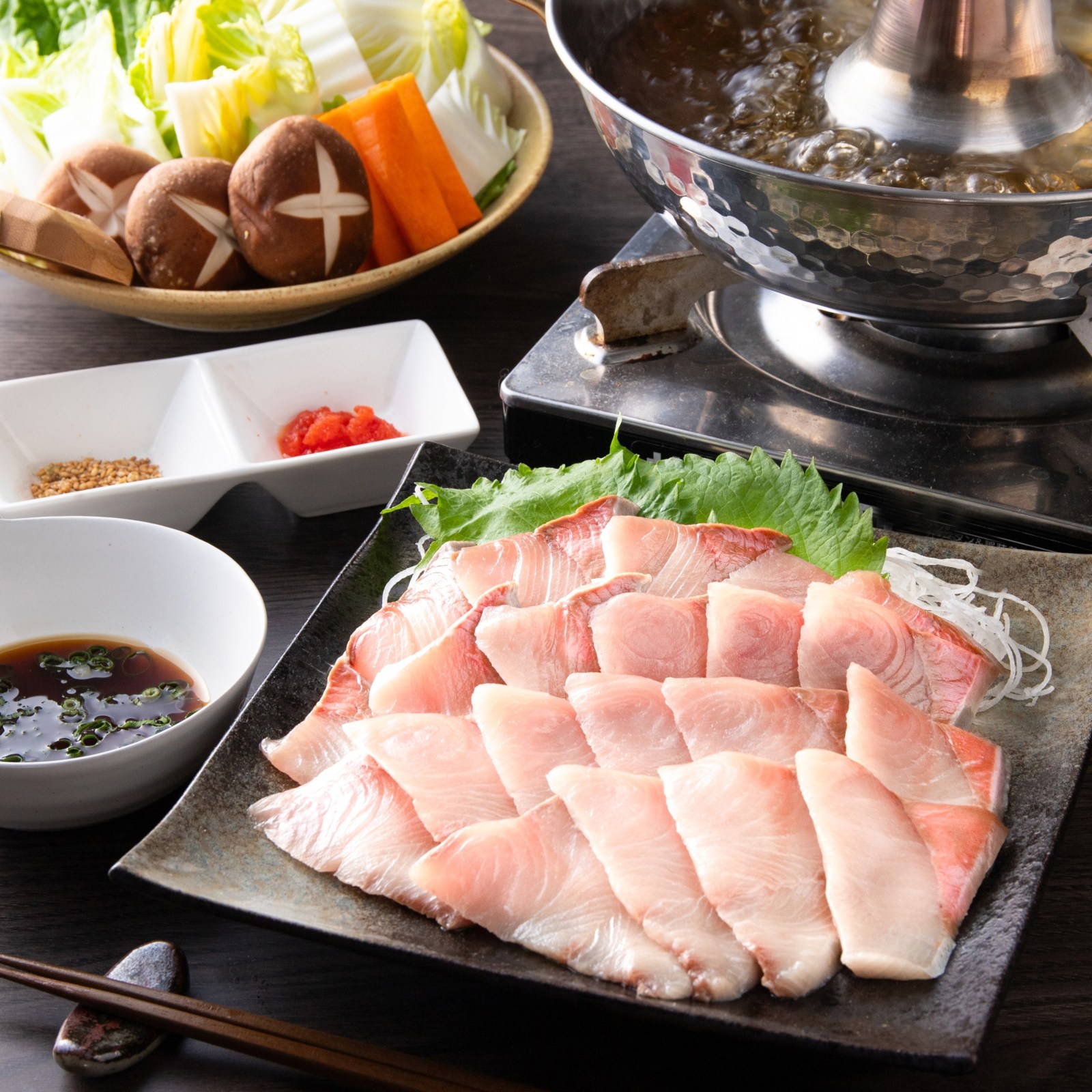 大分県産ブランド魚「かぼすぶり」の切り身を使ったしゃぶしゃぶセットの調理イメージ画像。冬季限定のかぼすぶりを産地直送でお取り寄せ、通販で鍋料理に。