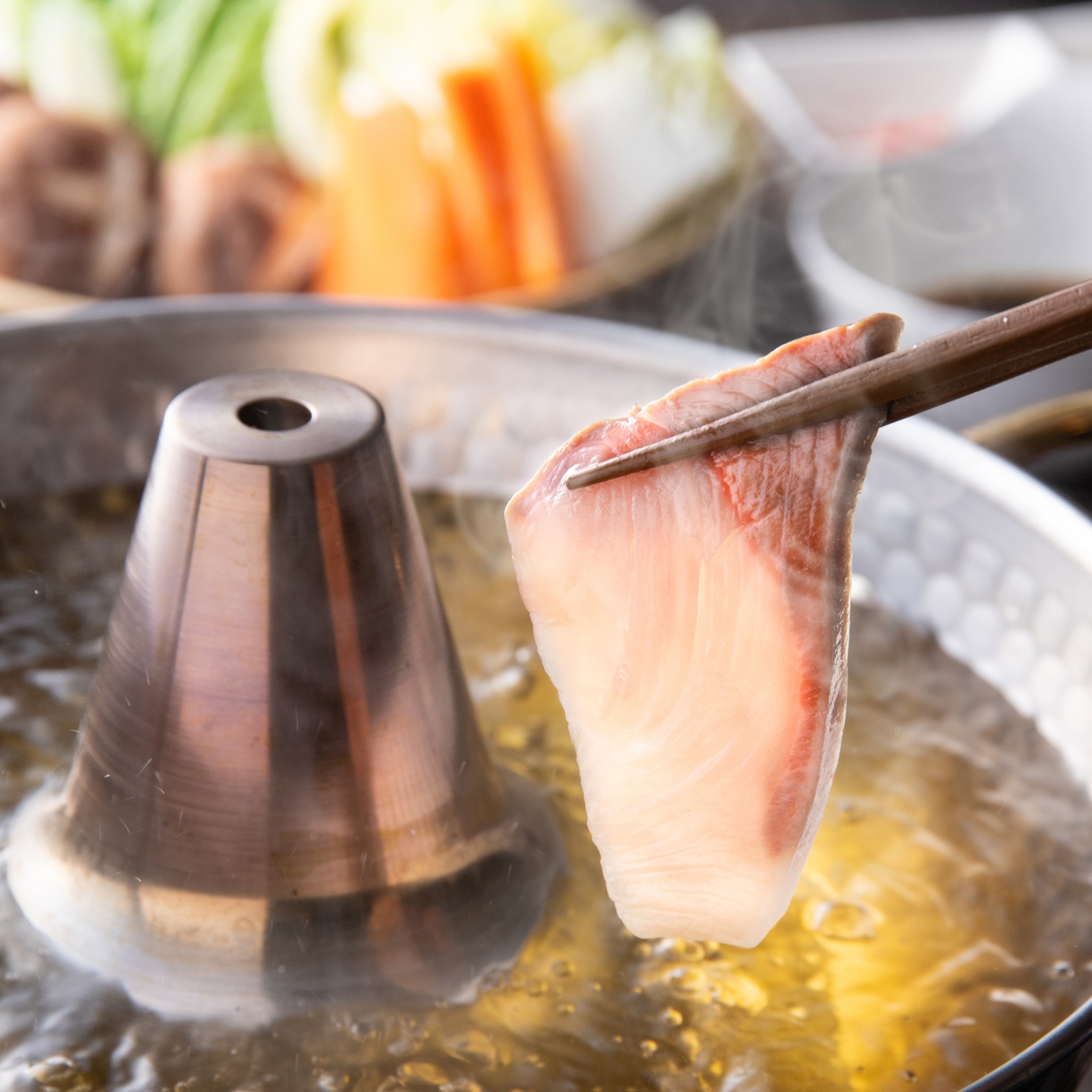 大分県産ブランド魚「かぼすぶり」の切り身を使ったしゃぶしゃぶセットの調理イメージ画像。冬季限定のかぼすぶりを産地直送でお取り寄せ、通販で鍋料理に。