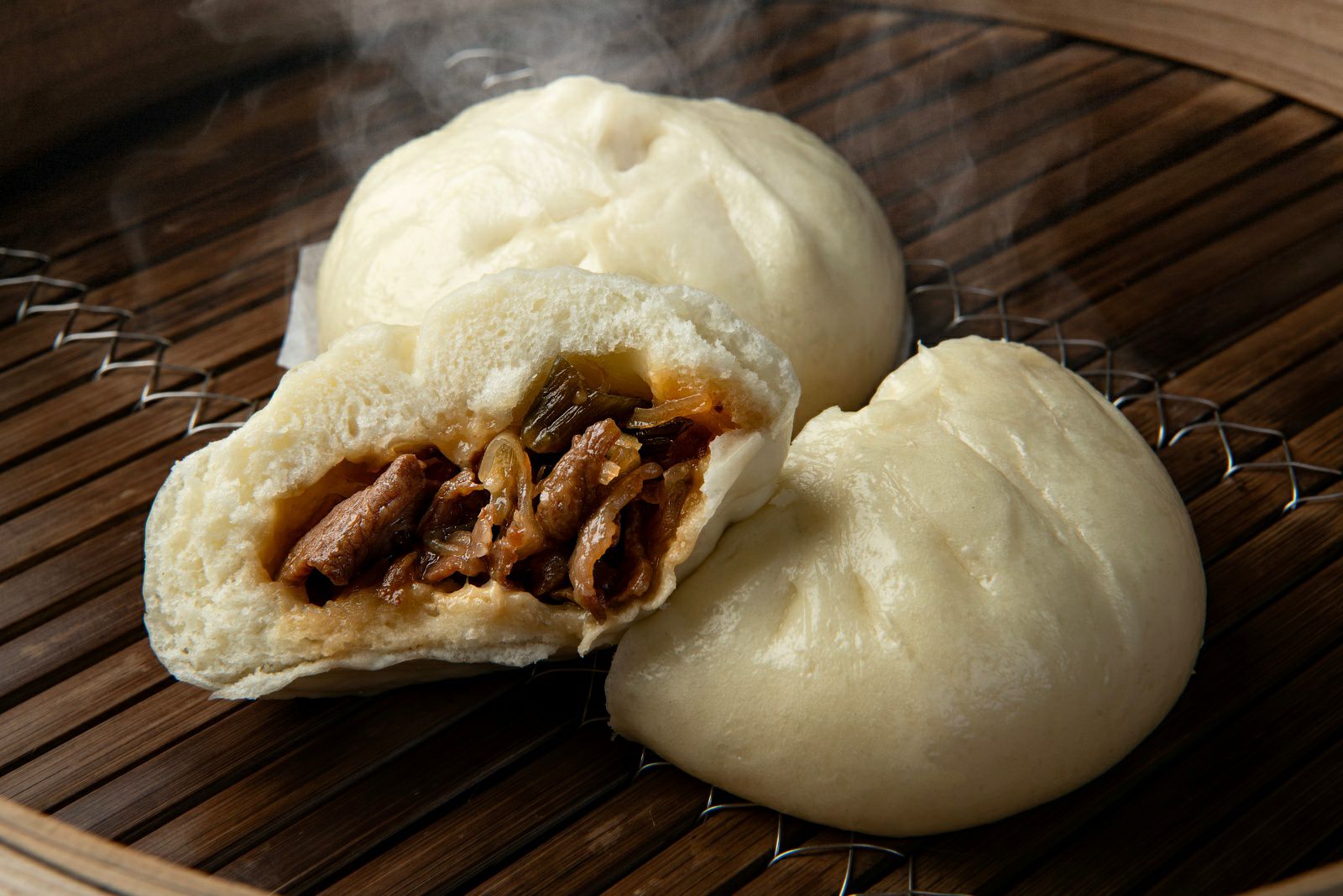 「神の田豚まん　よくばりセット」のおおいた和牛まんをせいろで蒸した画像です。