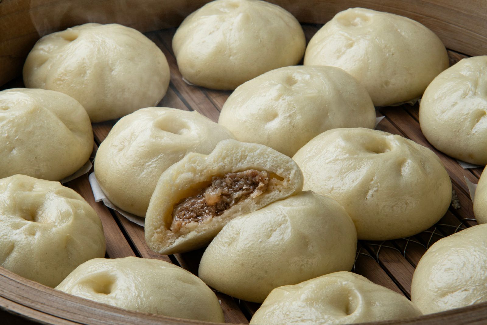 「神の田豚まん　よくばりセット」のミニ豚まんをせいろで蒸した画像です。