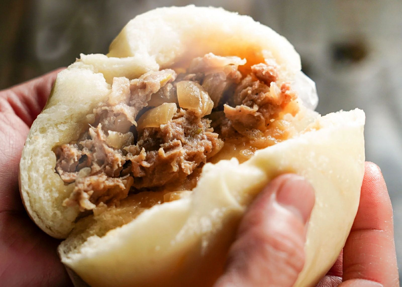 神の田豚まんを手で割った画像です。